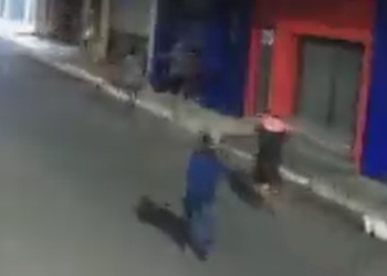 Loja no Centro de Manaus é saqueada por grupo criminoso de madrugada