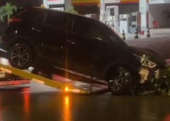 Condutor fica ferido ao colidir carro em poste na Torquato Tapajós