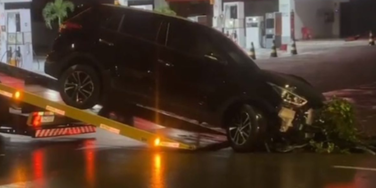 Condutor fica ferido ao colidir carro em poste na Torquato Tapajós