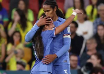 Brasileiras vacilam, perdem da França e ficam sob pressão na Copa