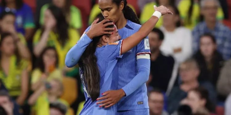 Brasileiras vacilam, perdem da França e ficam sob pressão na Copa