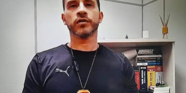 Delegado é preso após tentar pular muro da casa da ex, uma agente de polícia