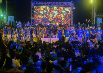 Nação azul e branca lota Sambódromo para festa da vitória do Caprichoso