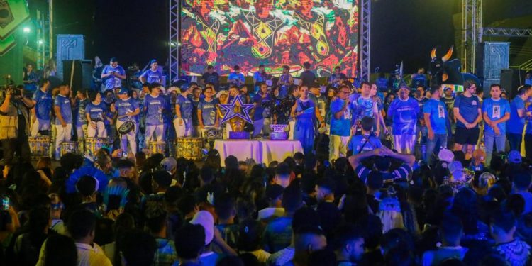 Nação azul e branca lota Sambódromo para festa da vitória do Caprichoso