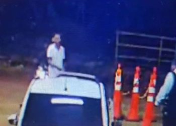 Vídeo mostra bandido atirando na cabeça de vigilante dentro de shopping