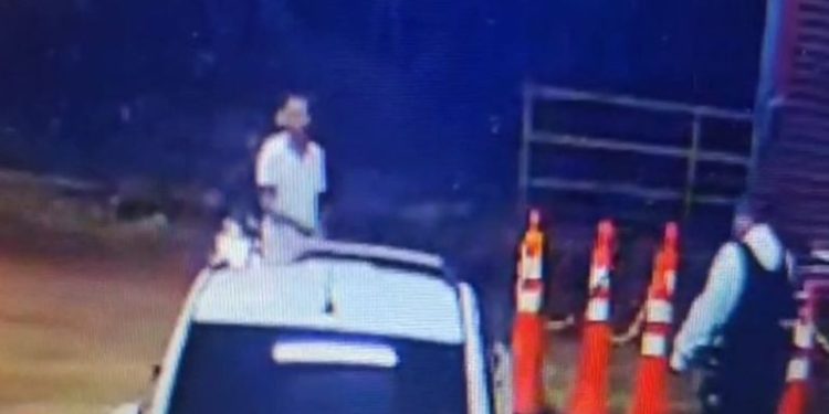 Vídeo mostra bandido atirando na cabeça de vigilante dentro de shopping