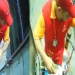 Vídeo mostra frentista sendo abordado e ameaçado por bandidos em posto no Tarumã; veja