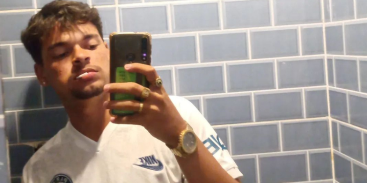 Jovem leva um tiro e morre ao defender irmão caçula em assalto no bairro Petrópolis
