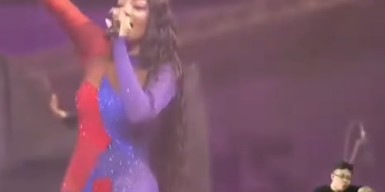 Intérprete de libras viraliza ao representar “chupa a xoxot*” durante show de Ludmilla em Parintins