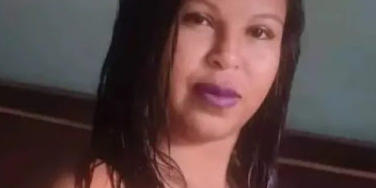 Mulher é decapitada pelo ex-marido na frente dos seus dois filhos e da mãe