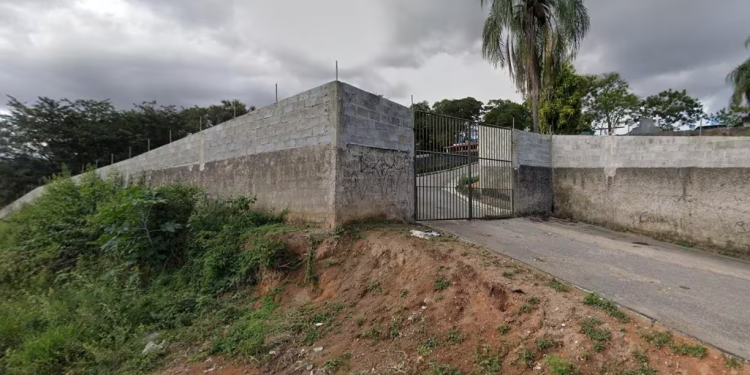 Homem é encontrado morto sem ‘bilau’ e sem cabeça em rua ao lado de cemitério