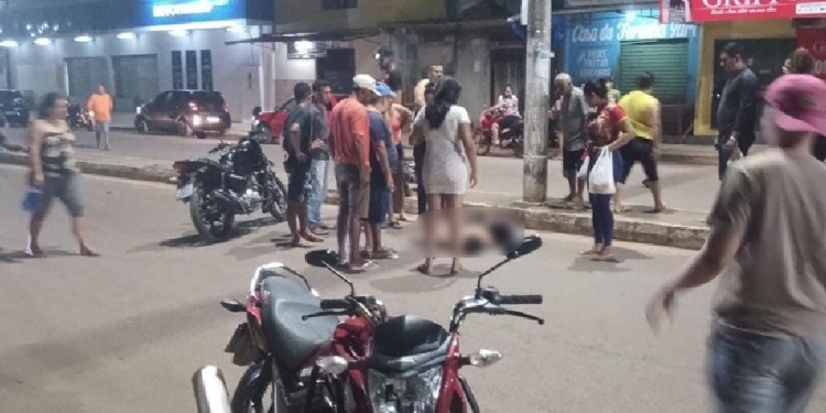 Jovem de 19 anos fica em estado grave ao bater a cabeça em acidente de moto no Iranduba; cenas fortes
