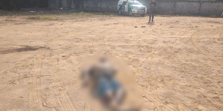 Corpo de homem torturado e amarrado é jogado perto de shopping de Manaus
