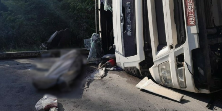 Motorista de carreta tomba e morre ao ser arremessado na pista na BR-174