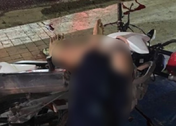 Jovem de 20 anos é executado com 15 tiros em cima de moto no Parque 10