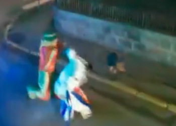 Palhaçada: Patati e Patatá trocam socos, chutes e bicudas após show infantil; assista