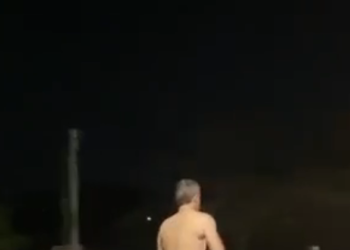 Vídeo: corno e vingativo, marido obriga Ricardão a correr nu pelas ruas: ‘te dou um tiro’