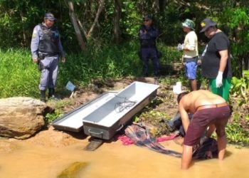 Pai reconhece e recolhe cadáver do filho torturado em igarapé do Amazonas