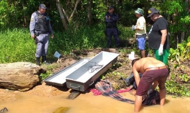 Pai reconhece e recolhe cadáver do filho torturado em igarapé do Amazonas