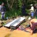 Pai reconhece e recolhe cadáver do filho torturado em igarapé do Amazonas