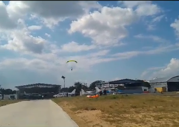 Veja: Paraquedista cai no hangar do Aeroclube de Manaus