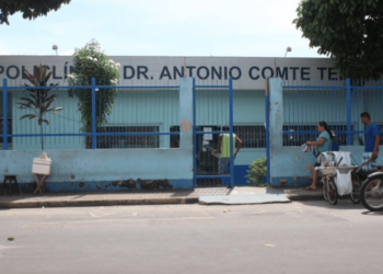 Idosa é derrubada durante correria em policlínica assaltada por criminosos com coletes em Manaus