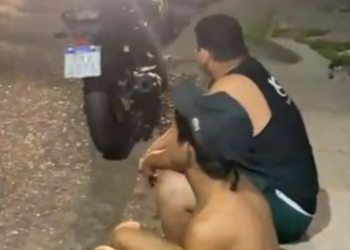 Homens usam cartão roubado de mulher indefesa para comer pizza e acabam presos no Amazonas