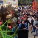 Vídeo: Em inauguração de loja, clientes vão pra porrada por causa de promoção de vassoura
