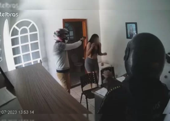 Vídeo: Dupla rende pai e filha, aterroriza com roleta-russa e rouba R$ 1,2 mil da família