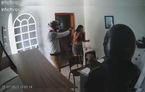 Vídeo: Dupla rende pai e filha, aterroriza com roleta-russa e rouba R$ 1,2 mil da família