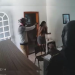 Vídeo: Dupla rende pai e filha, aterroriza com roleta-russa e rouba R$ 1,2 mil da família