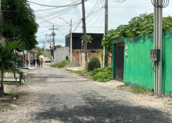 Pistoleiros invadem casa e matam homem a tiros na frente da namorada em Manaus