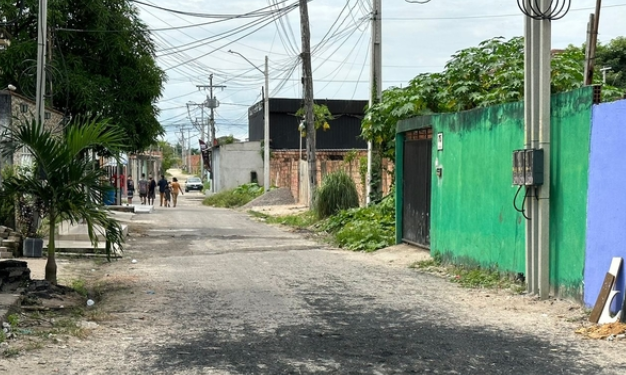 Pistoleiros invadem casa e matam homem a tiros na frente da namorada em Manaus