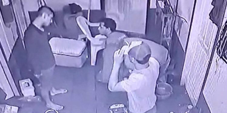 Vídeo: bandidos amarram vigilante e roubam lancha da PM do Amazonas