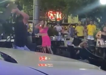 Vídeo: clientes usam cadeiras e mesas da praça do Eldorado durante porradal em Manaus