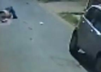 Motociclista em alta velocidade acerta pedestre de cheio na zona Leste