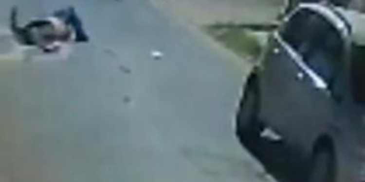 Motociclista em alta velocidade acerta pedestre de cheio na zona Leste