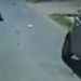 Motociclista em alta velocidade acerta pedestre de cheio na zona Leste