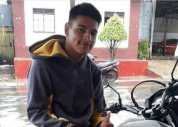 Motociclista em alta velocidade acerta pedestre de cheio na zona Leste