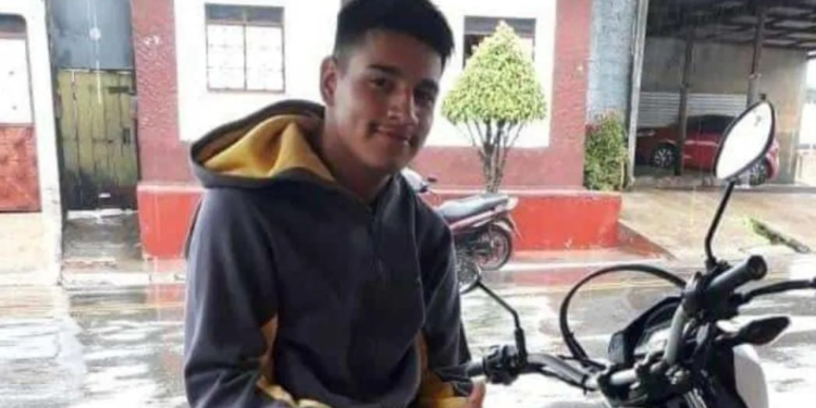 Motociclista em alta velocidade acerta pedestre de cheio na zona Leste