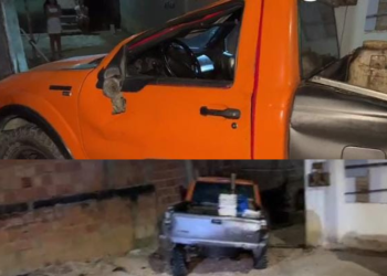 Carro capota e cai dentro de casa no Santo Agostinho