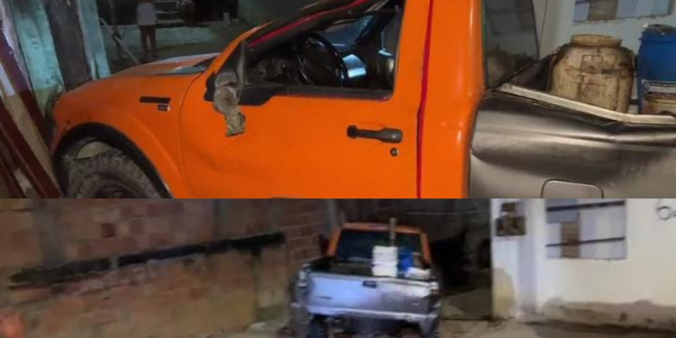 Carro capota e cai dentro de casa no Santo Agostinho