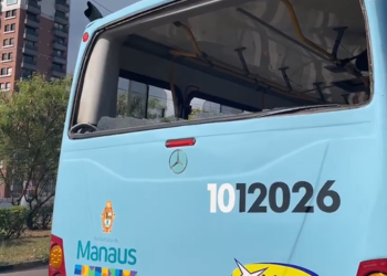 Após motorista não parar para assaltantes, ônibus é depredado e passageiro fica ferido