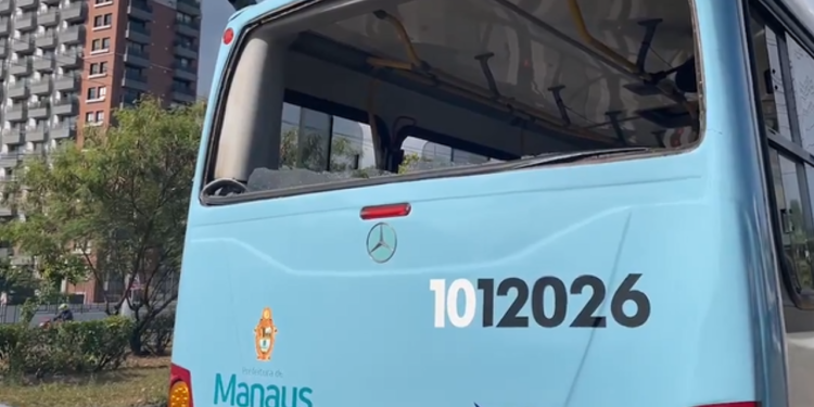Após motorista não parar para assaltantes, ônibus é depredado e passageiro fica ferido