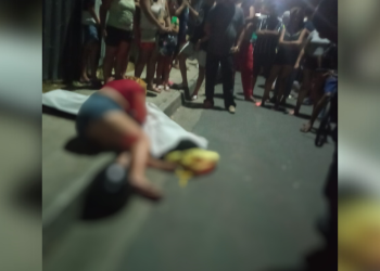 Motoqueiro tenta desviar de fenda e morre em grave acidente em Manaus