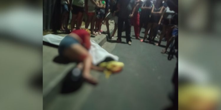 Motoqueiro tenta desviar de fenda e morre em grave acidente em Manaus