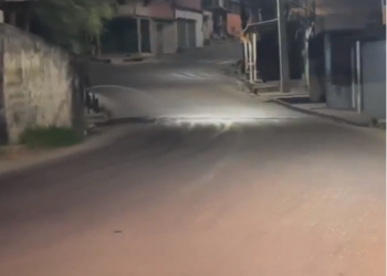 Andando em via pública, jovem é surpreendido e morto com tiros na cabeça