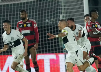 Mengo dá vexame, perde de virada para o Olimpia e é eliminado da Copa Libertadores