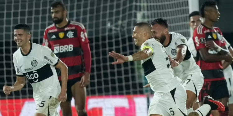 Mengo dá vexame, perde de virada para o Olimpia e é eliminado da Copa Libertadores