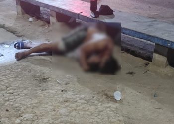 Tomando Coca em pracinha do Manoa homem leva balaços pelas costas